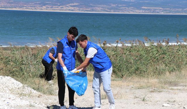 Kuruma tehdidi altındaki Burdur Gölü'nün çevresi atıklardan temizlendi