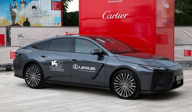 Lexus'un yeni ES sedan modeli 82. Venedik Uluslararası Film Festivali'nde öne çıktı