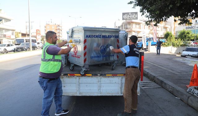 Mersin'de alınan çöp konteynerleri belirlenen noktalara yerleştiriliyor