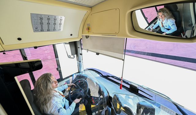 Mersin'de belediye kursunu başarıyla tamamlayan kadın otobüs şoförü oldu