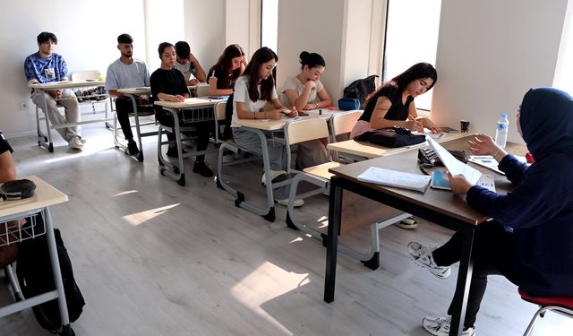 Mersin'in Akdeniz ilçesinde üniversiteye hazırlanan öğrencilere kurs veriliyor