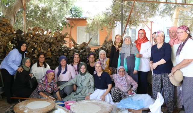 TBMM'nin en genç milletvekili Aydemir, Antalya'da vatandaşla buluştu: