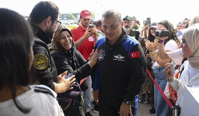 Yeşilay, TEKNOFEST'te Astronot Alper Gezeravcı'yla söyleşi yaptı