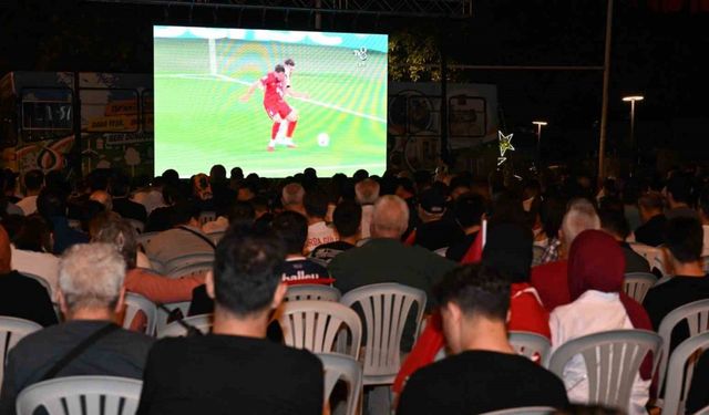 Isparta’da milli maç coşkusu meydanı doldurdu