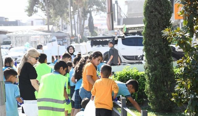 Osmaniye’de öğrenciler caddede yere atılan sigara izmaritlerini topladı