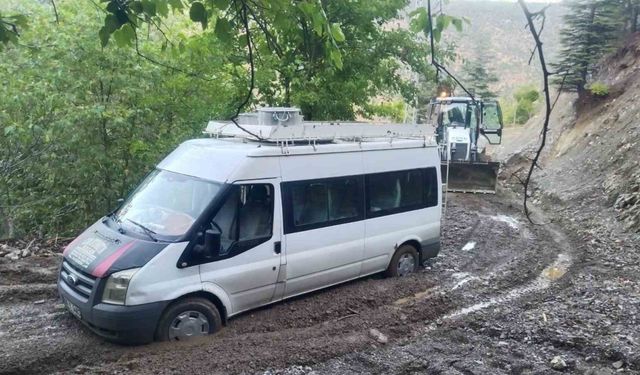 Şiddetli yağış nedeniyle kapanan yollar açıldı