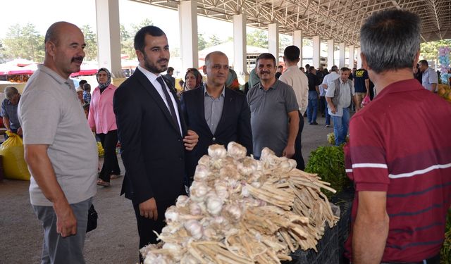 Anahtar Parti İlçe Başkanı Alperen Kır, Pazar Yerinde Esnafla Buluştu