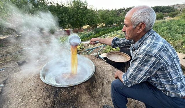 Bir Asırdır Geleneksel Yöntemlerle Üzüm Pekmezi Yapıyorlar