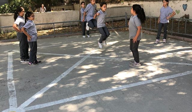 Okul Bahçeleri Geleneksel Oyun Çizgileriyle Renkleniyor