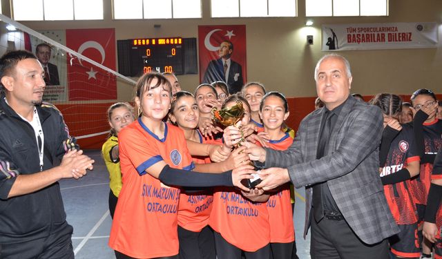 Afşin’de Yıldız Kızlar Voleybol Şampiyonu: Mahzuni Şerif Ortaokulu