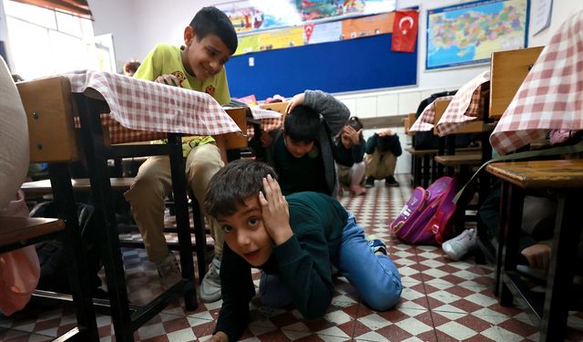 Adana ve çevre illerdeki okullarda tahliye tatbikatı yapıldı