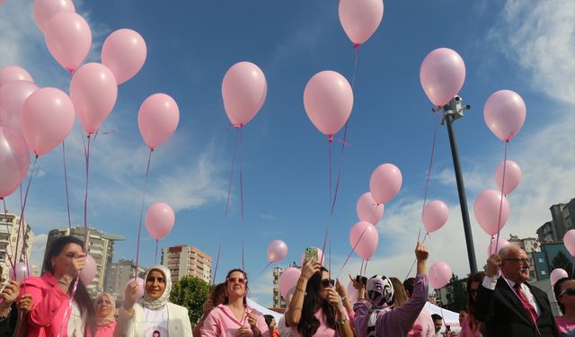 Adana'da meme kanseri farkındalığı için gökyüzüne pembe balonlar bırakıldı