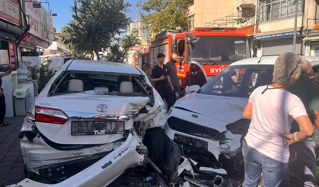 Adana'da otomobil ve 2 motosiklete çarpan hafif ticari aracın sürücüsü yaralandı