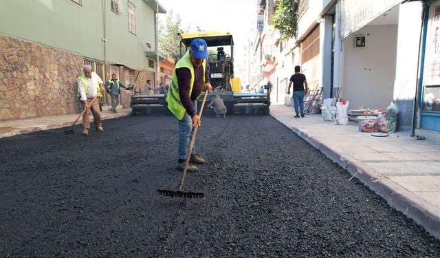Akdeniz Belediyesi ekipleri sokakları asfalt ve kaldırım çalışmasıyla yeniliyor