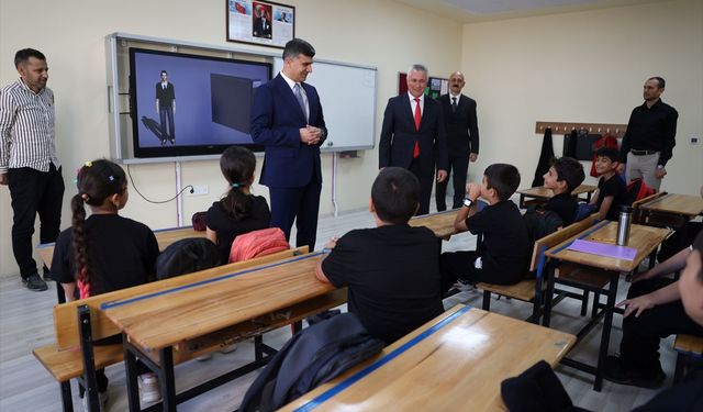 Akdeniz Kaymakamı ve Belediye Başkan Vekili Şener okul ziyaretlerini sürdürüyor