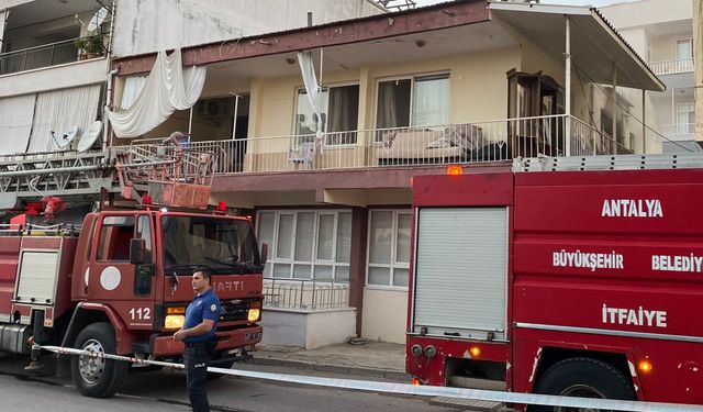 Antalya'da yangın çıkan evdeki muhabbet kuşu kurtarıldı