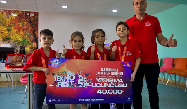 Depremzede öğrenciler, bina dışından hasar tespiti yapabilen cihaz üzerinde çalışıyor