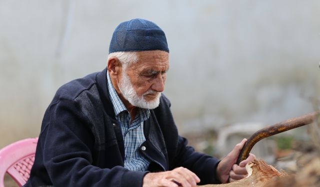 Doğadan topladığı ağaç dallarını 69 yıldır kaşığa dönüştürüyor