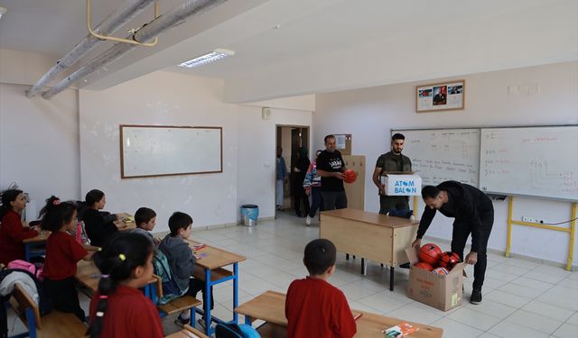 Hatay'da ilkokul öğrencilerine destek