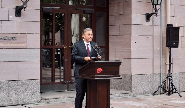 Koç Üniversitesi Tıp Fakültesi'ne iş insanı Sinan Dereli'nin adı verildi