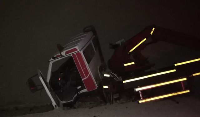 Kozan'da devrilen vinçteki 2 kişi yaralandı