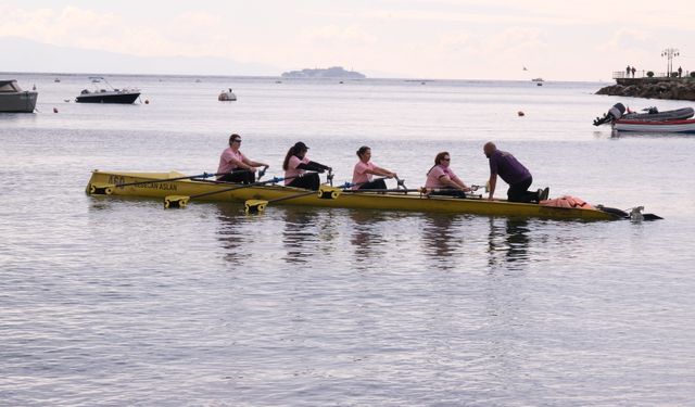 Meme kanserini yenen kadın sporcular kürek çekti