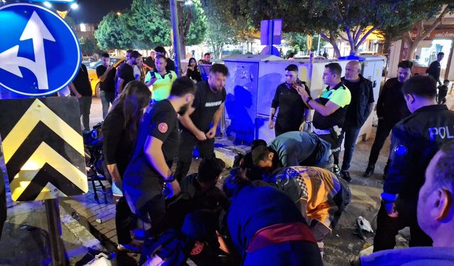 Mersin'de hafif ticari araç ile çarpışan motosikletteki 2 kişi yaralandı