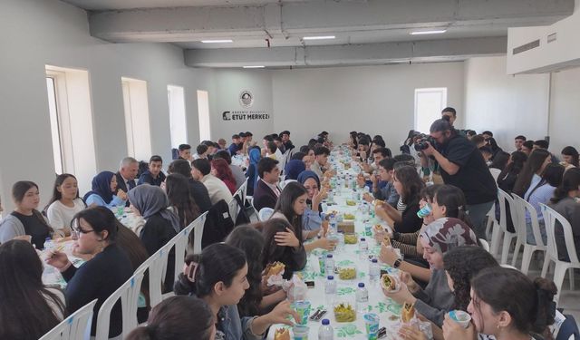Mersin'de üniversite sınavına hazırlanan öğrencilere döner ikramı