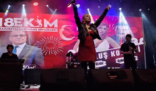 Şarkıcı Zeynep Dizdar Adana'da konser verdi