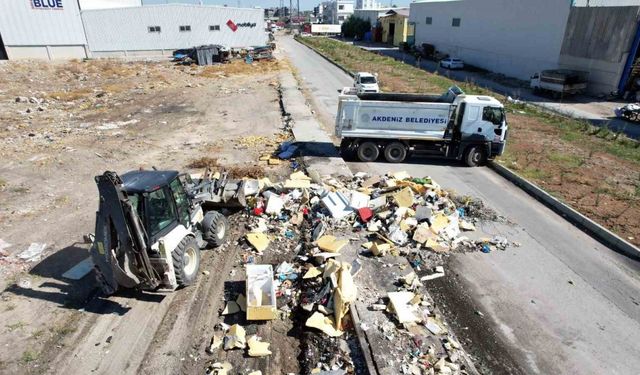 Akdeniz Belediyesi ekipleri aynı bölgede tonlarca çöp ve hurda topladı