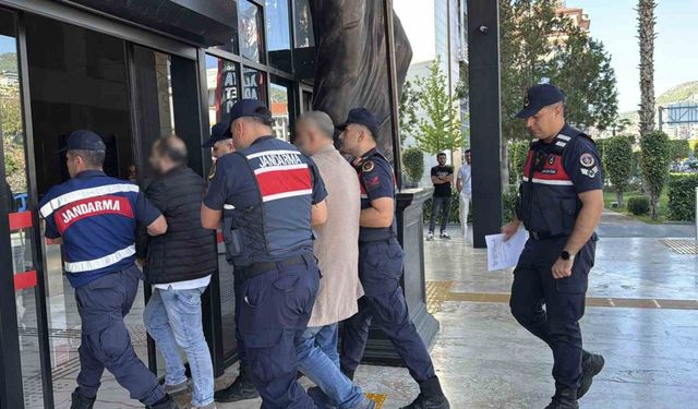Antalya’da sahte pasaportla 24 milyon liralık arsa vurgunu yapan 6 şüpheliden 5’i tutuklandı