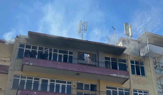 Apartmanda çıkan yangında balkonda mahsur kalan 5 çocuğu itfaiye ekipleri kurtardı