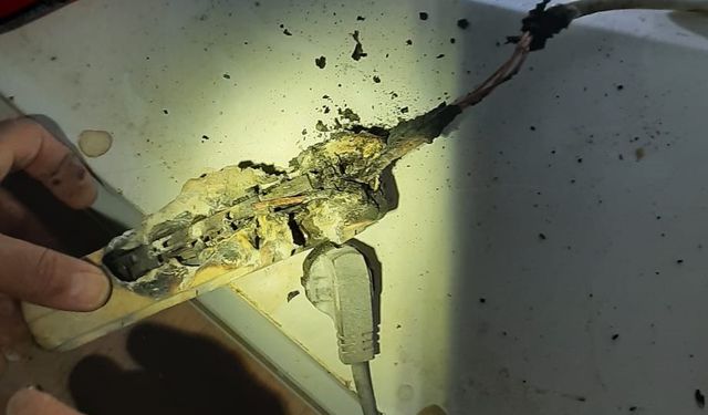 Burdur’da prize takılan uzatma kablosu yangına sebep oldu