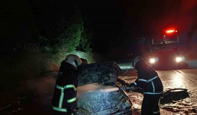Burdur’da seyir halindeyken yanan otomobil kullanılmaz hale geldi