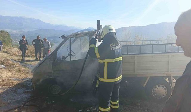 Burdur’da yanan kamyonet kullanılmaz hale geldi