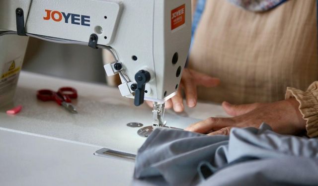 Kepez’de belediye personelinin üniformaları kadın eliyle üretilip tasarruf sağlanıyor