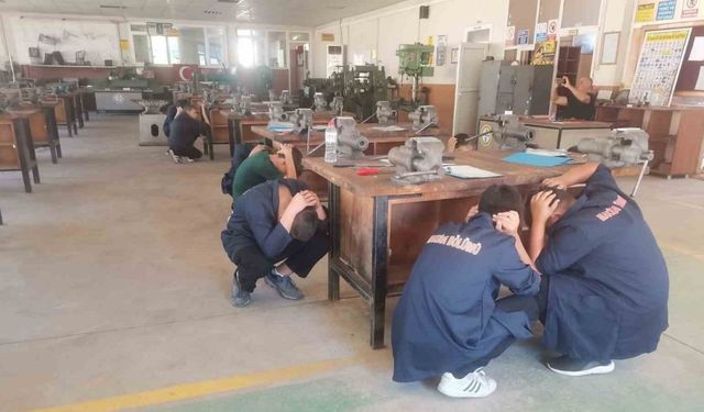 Öğrenciler deprem ve yangın tatbikatı yaptı