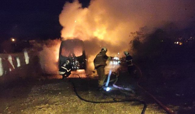 Park halindeki minibüs alevlere teslim oldu