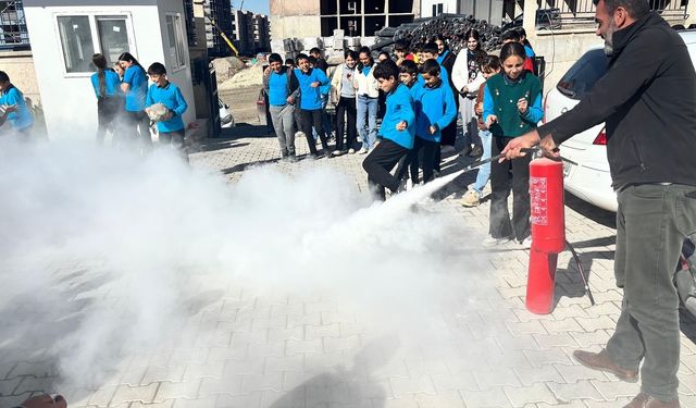 Kahramanmaraş’ta Okullarda Eş Zamanlı Deprem ve Yangın Tatbikatı Gerçekleştirildi