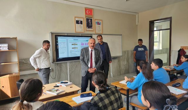 Müdür Gezer’den Türkören Hasan Erdoğan İlk ve Ortaokulu’na Ziyaret