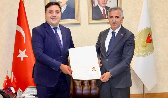 Vali Ünlüer’den İl Göç İdaresi Müdürü Sarı’ya Başarı Belgesi
