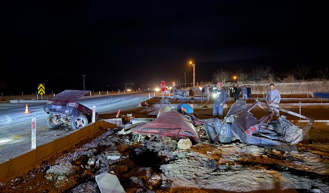 Afşin’de Feci Kaza: Otomobil İkiye Ayrıldı