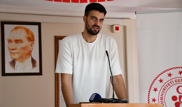 Adana'da milli tekvandocu Sergen Curabaz gençlerle buluştu