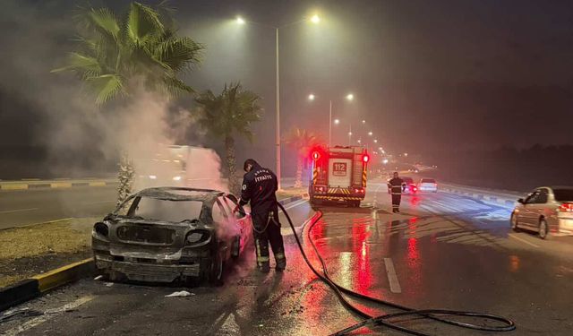 Adana'da seyir halindeki otomobilde çıkan yangın söndürüldü