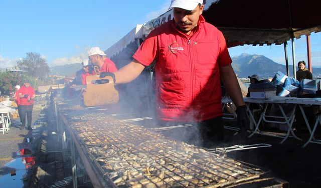 Antalya'da 3. Hamsi Festivali'nde 7 ton hamsi dağıtıldı