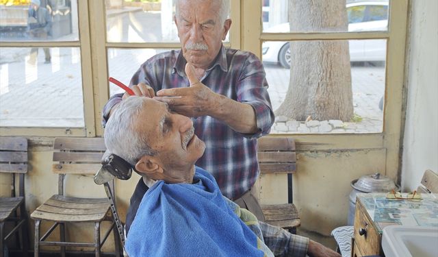 Antalya'da gençliğinde eline aldığı berber makasını 57 yıldır bırakmıyor