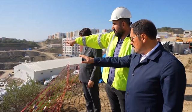 Hatay Defne'de afet konutlarının ve ticaret merkezlerinin yapımı sürüyor