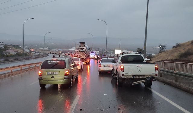 Kahramanmaraş'ta 9 aracın hasar gördüğü zincirleme trafik kazasında yaralanan olmadı