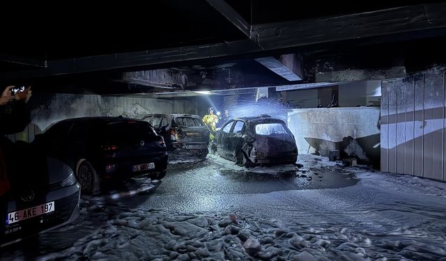 Sitenin otoparkında çıkan araç yangınında 18 kişi dumandan etkilendi