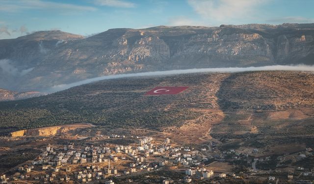 Mersin'de 22 dönümlük araziye işlenen Türk bayrağı siste görüntülendi
